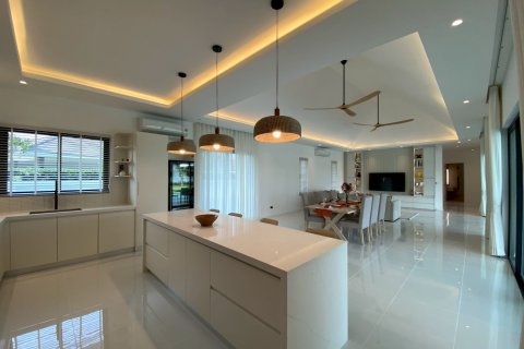 Villa in Hua Hin, Thailand 5 bedrooms № 168277 - photo 14