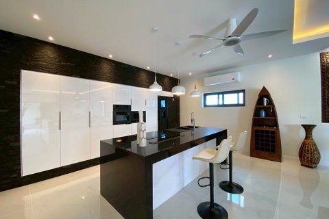 Villa in Hua Hin, Thailand 4 bedrooms № 168308 - photo 14