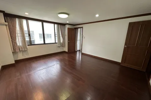 Studio in the Condo in Watthana, Bangkok, Thailand  № 159294 - photo 2