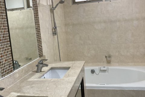 Condo in Bangkok, Thailand, 2 bedrooms  № 143267 - photo 8