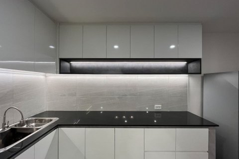 Condo in Bangkok, Thailand, 3 bedrooms  № 143329 - photo 13