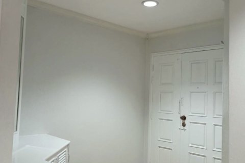 Condo in Watthana, Bangkok, Thailand, 3 bedrooms  № 153617 - photo 13