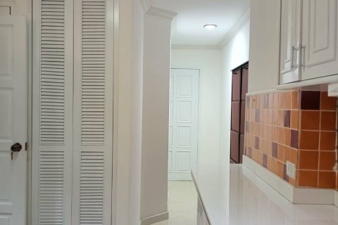 Condo in Watthana, Bangkok, Thailand, 3 bedrooms  № 153617 - photo 15