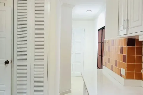 Condo in Watthana, Bangkok, Thailand, 3 bedrooms  № 153617 - photo 12