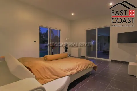 Casa de 4 dormitorios en Pattaya, Tailandia № 213423 - foto 18