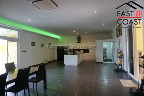 Casa de 4 dormitorios en Pattaya, Tailandia № 213423 - foto 15