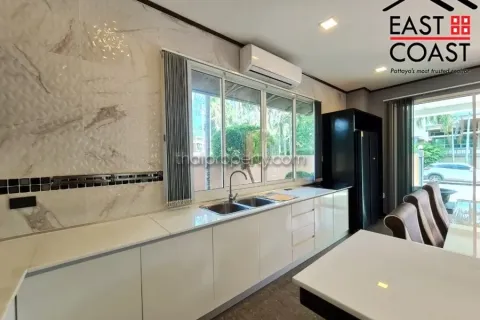 Casa de 4 dormitorios en Pattaya, Tailandia № 213417 - foto 9