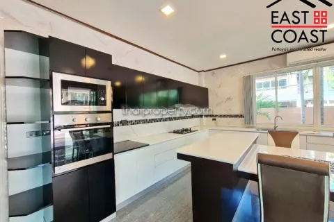 Casa de 4 dormitorios en Pattaya, Tailandia № 213417 - foto 8