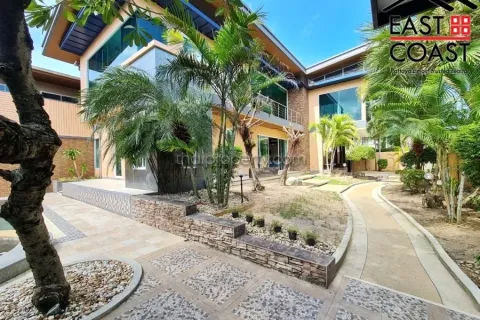 Casa de 4 dormitorios en Pattaya, Tailandia № 213417 - foto 3