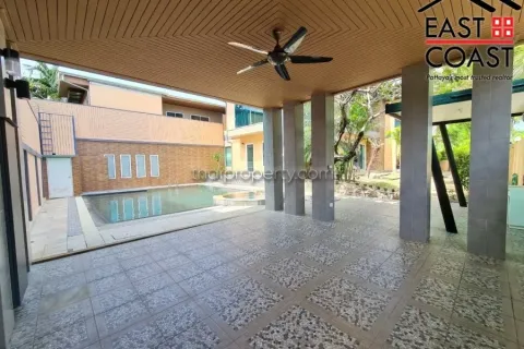 Casa de 4 dormitorios en Pattaya, Tailandia № 213417 - foto 4