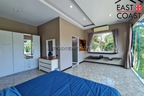 Casa de 4 dormitorios en Pattaya, Tailandia № 213417 - foto 27