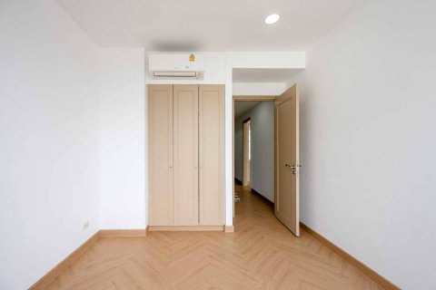 Condo in Bangkok, Thailand, 2 bedrooms  № 180597 - photo 24