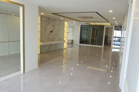 Condo in Khlong Toei, Bangkok, Thailand, 3 bedrooms  № 159423 - photo 17
