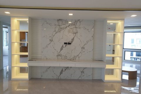 Condo in Khlong Toei, Bangkok, Thailand, 3 bedrooms  № 159423 - photo 8