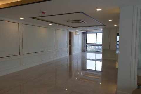 Condo in Khlong Toei, Bangkok, Thailand, 3 bedrooms  № 159423 - photo 4