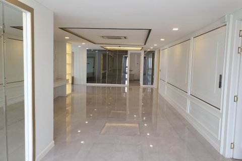 Condo in Khlong Toei, Bangkok, Thailand, 3 bedrooms № 159423