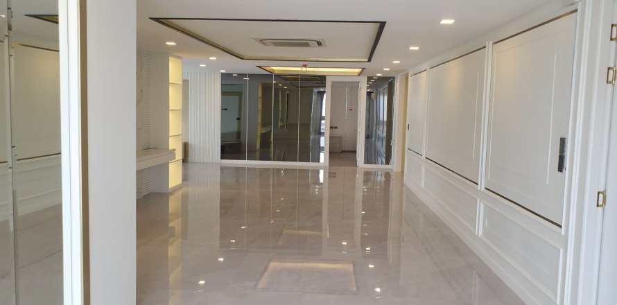 Condo in Khlong Toei, Bangkok, Thailand, 3 bedrooms  № 159423