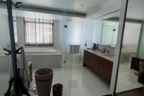 Condo in Bang Rak, Bangkok, Thailand, 4 bedrooms  № 169416 - photo 18