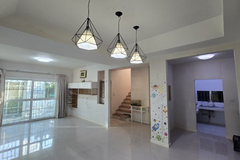 House in Samut Prakan, Thailand 3 bedrooms № 156853 - photo 2