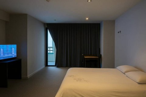 Condo in Bangkok, Thailand, 2 bedrooms  № 134608 - photo 5