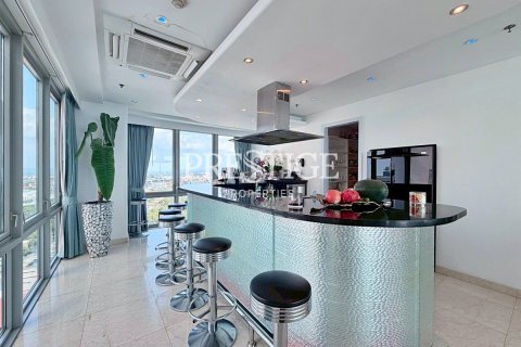 Condo in Pattaya, Thailand, 3 bedrooms № 197632 - photo 9