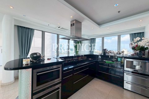 Condo in Pattaya, Thailand, 3 bedrooms № 197632 - photo 11