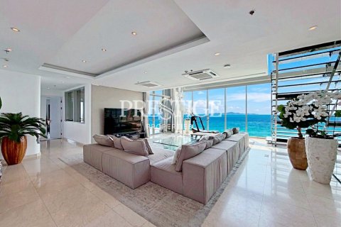 Condo in Pattaya, Thailand, 3 bedrooms № 197632 - photo 3