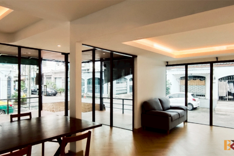 House in Bangkok, Thailand 4 bedrooms № 189153