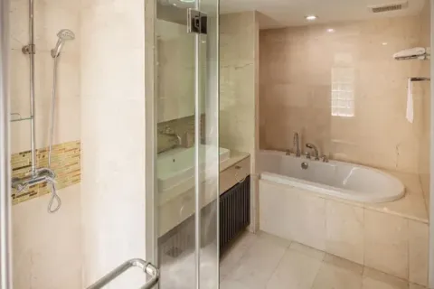 Condominio de 2 dormitorios en Khlong Toei, Bangkok, Tailandia № 214388 - foto 22