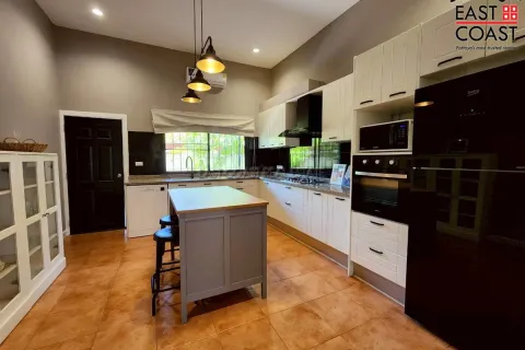 Casa de 4 dormitorios en Pattaya, Tailandia № 212527 - foto 3