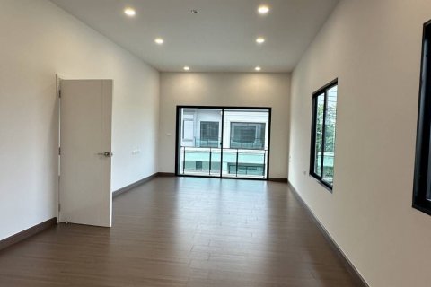 House in Samut Prakan, Thailand 4 bedrooms № 139005 - photo 10