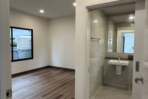 House in Samut Prakan, Thailand 4 bedrooms № 139005 - photo 6