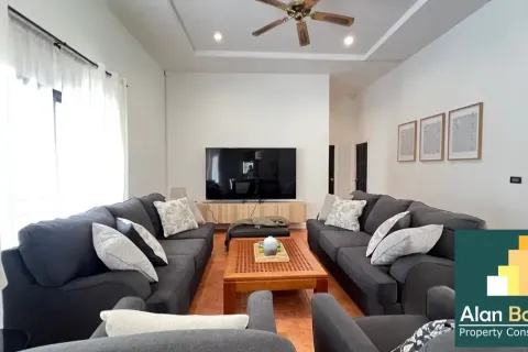 Casa de 4 dormitorios en Pattaya, Tailandia № 211014 - foto 4