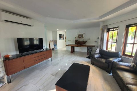 House in Kathu, Thailand 4 bedrooms № 173699 - photo 9