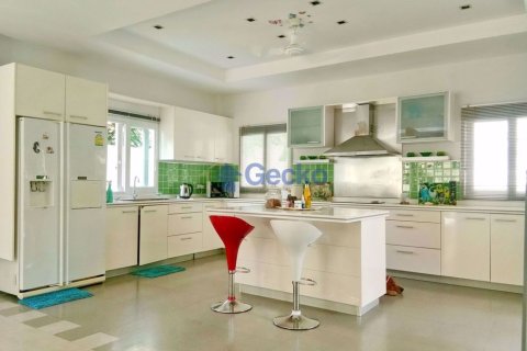 House in Pattaya, Thailand 4 bedrooms № 197145