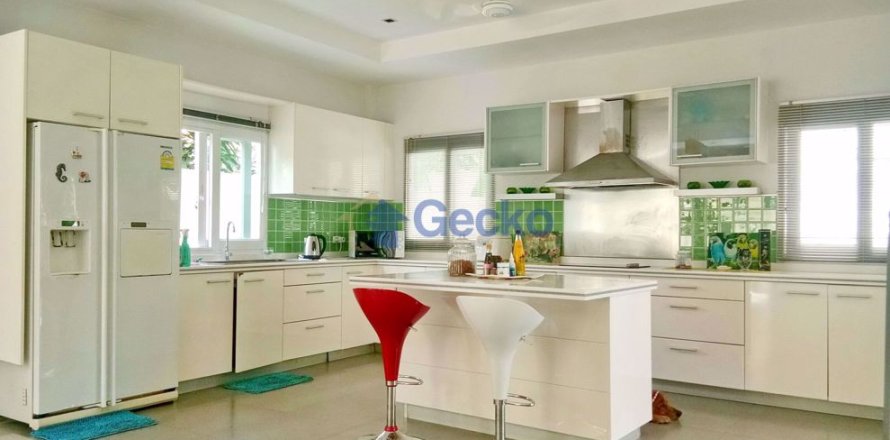 House in Pattaya, Thailand 4 bedrooms № 197145