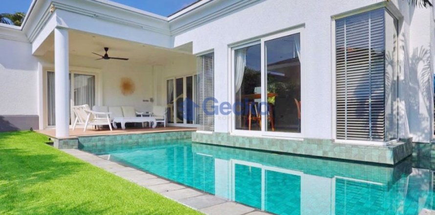 House in Pattaya, Thailand 3 bedrooms № 196574