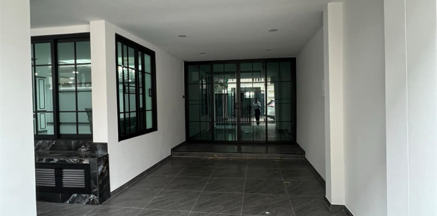 Townhouse in Bangkok, Thailand 6 bedrooms № 190443