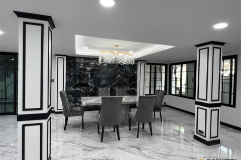 Townhouse in Bangkok, Thailand 6 bedrooms № 190443 - photo 2