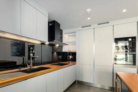 Condo in Bangkok, Thailand, 3 bedrooms  № 143082 - photo 12