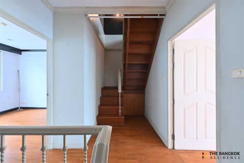 Townhouse in Bangkok, Thailand 4 bedrooms № 189704 - photo 2