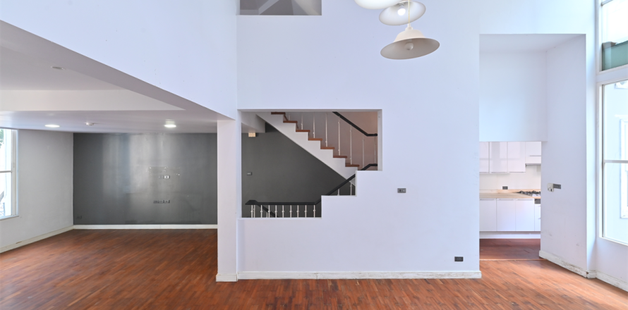 Townhouse in Bangkok, Thailand 4 bedrooms № 189704