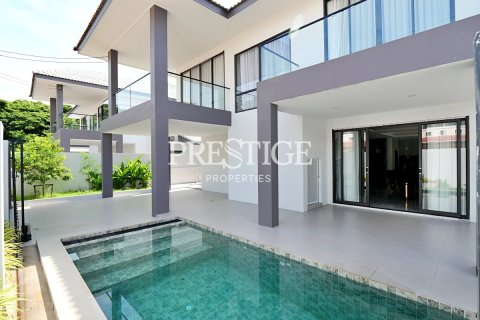 House in Pattaya, Thailand 5 bedrooms № 198116