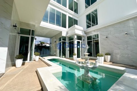 House in Pattaya, Thailand 6 bedrooms № 196316 - photo 3