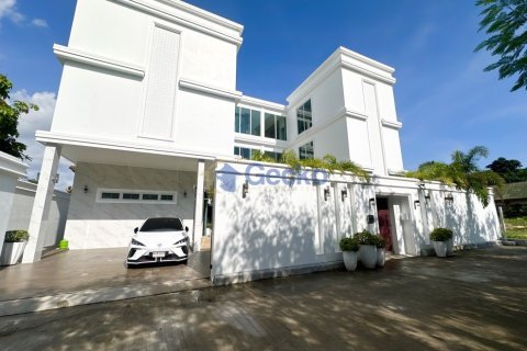 House in Pattaya, Thailand 6 bedrooms № 196316 - photo 14