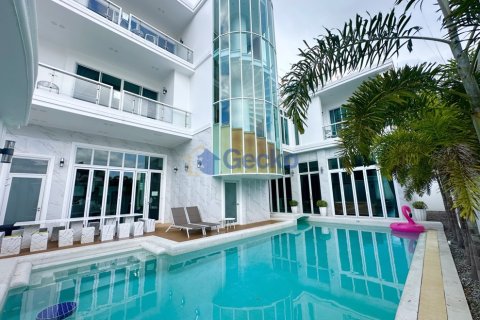 House in Pattaya, Thailand 6 bedrooms № 196316