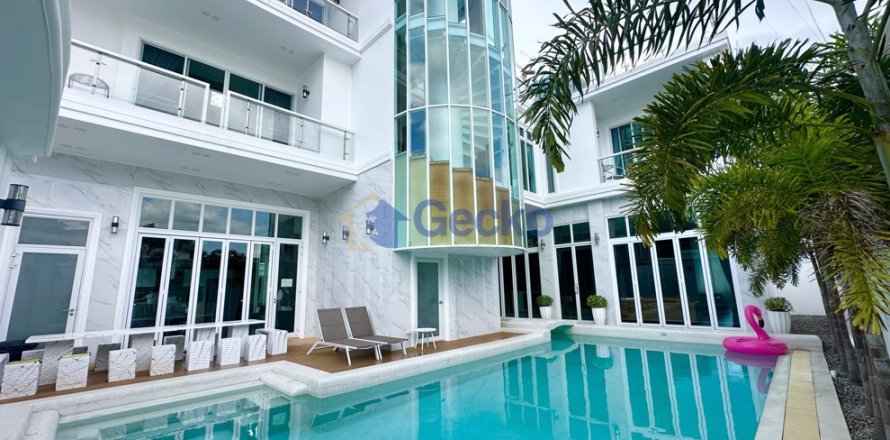 House in Pattaya, Thailand 6 bedrooms № 196316