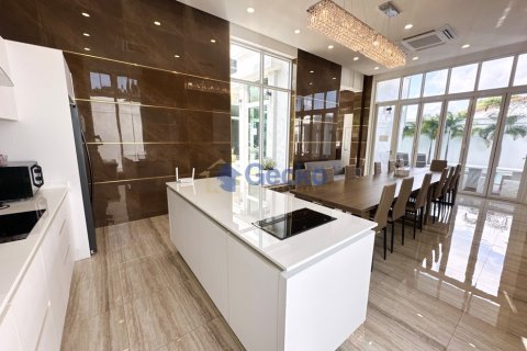 House in Pattaya, Thailand 6 bedrooms № 196316 - photo 18