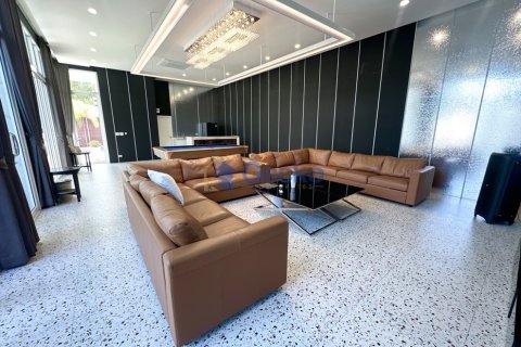House in Pattaya, Thailand 6 bedrooms № 196316 - photo 26