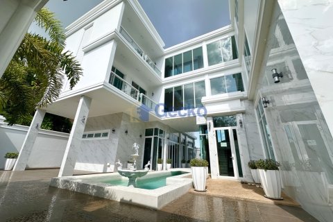 House in Pattaya, Thailand 6 bedrooms № 196316 - photo 5